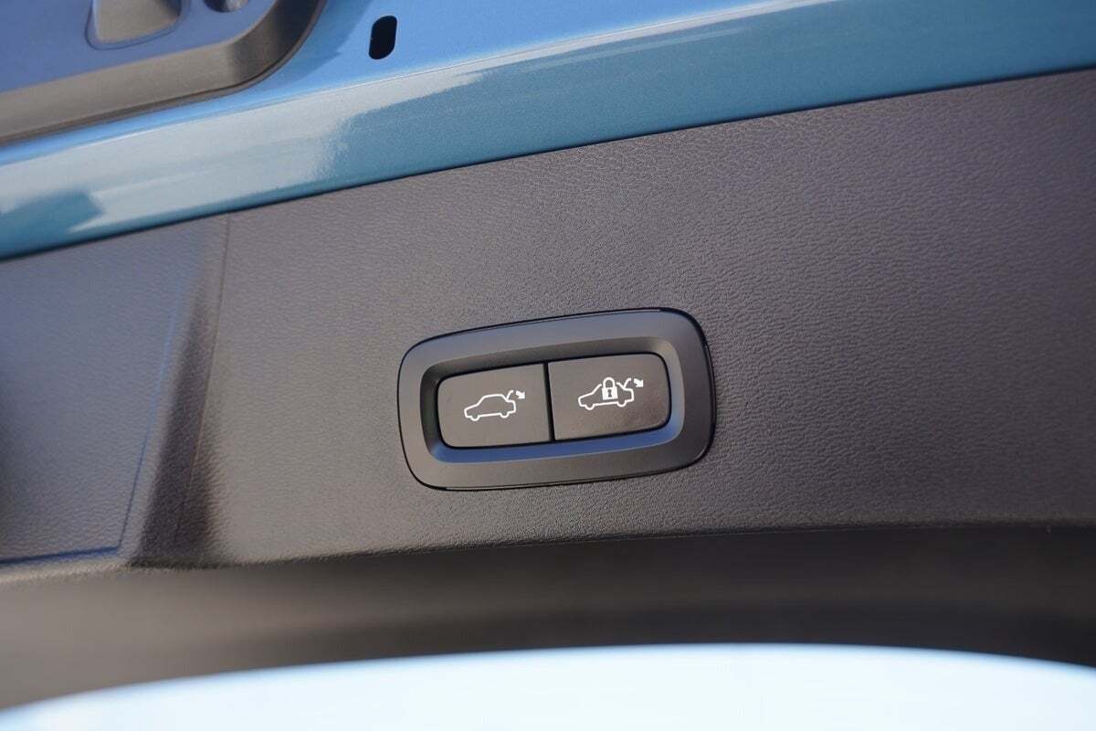 Blå Volvo XC40 fra 2022