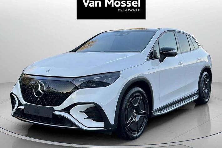 Hvid Mercedes EQE350 SUV fra 2023 set udefra