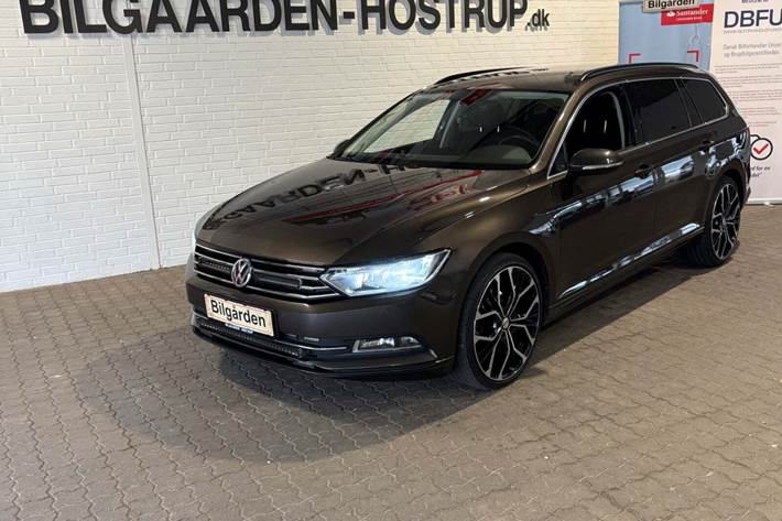 Brun VW Passat fra 2017 set udefra