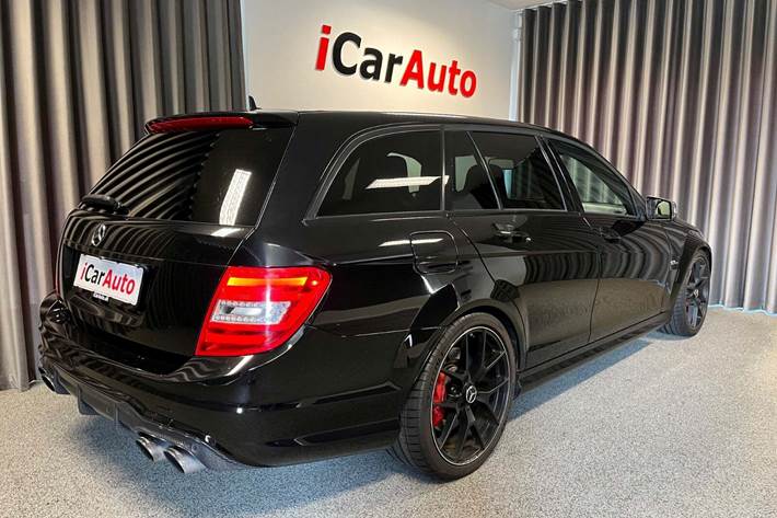 Sort Mercedes C63 fra 2011