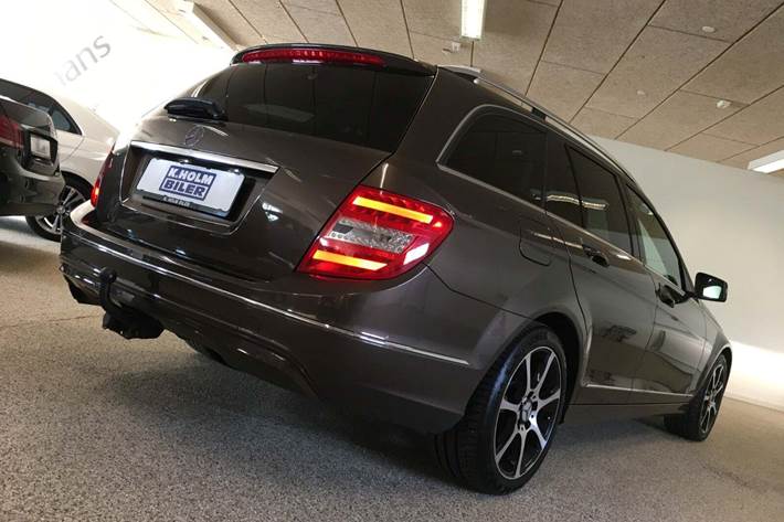 Brun Mercedes C200 fra 2013 set udefra