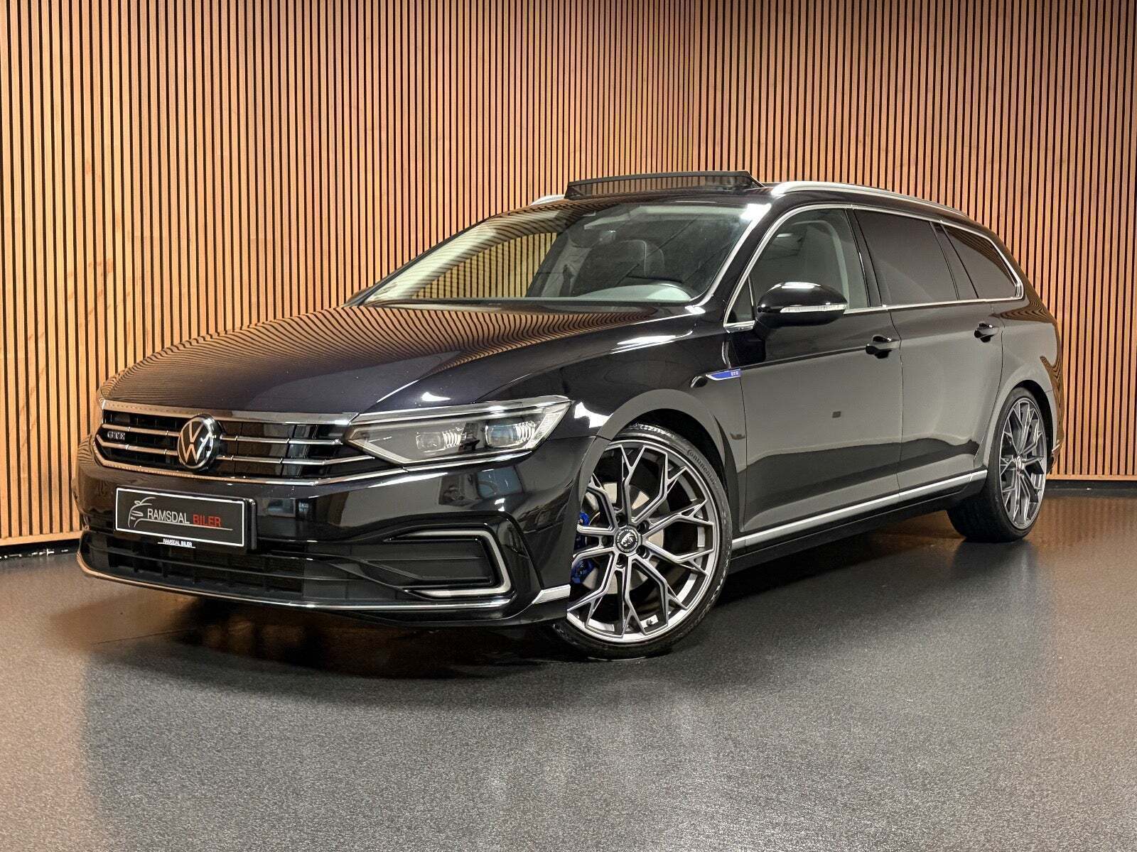 Sort VW Passat fra 2021 set udefra