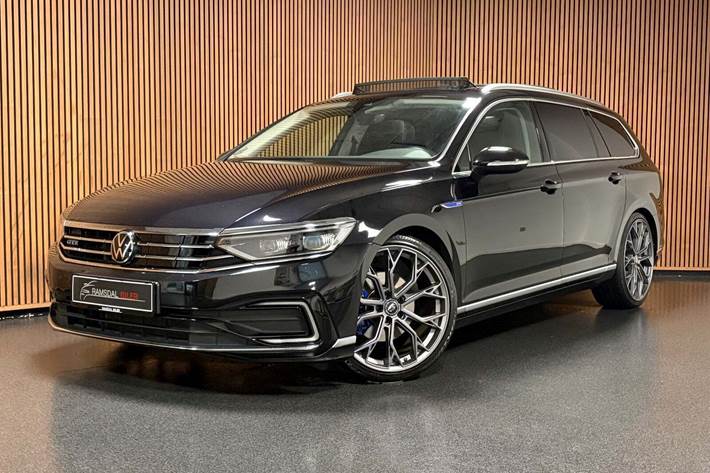 Sort VW Passat fra 2021 set udefra