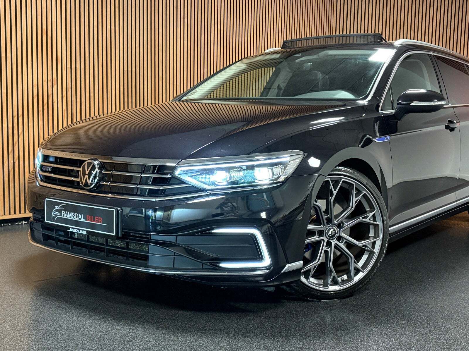 Sort VW Passat fra 2021