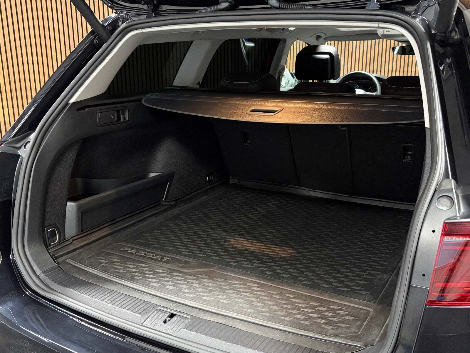 Sort VW Passat fra 2021