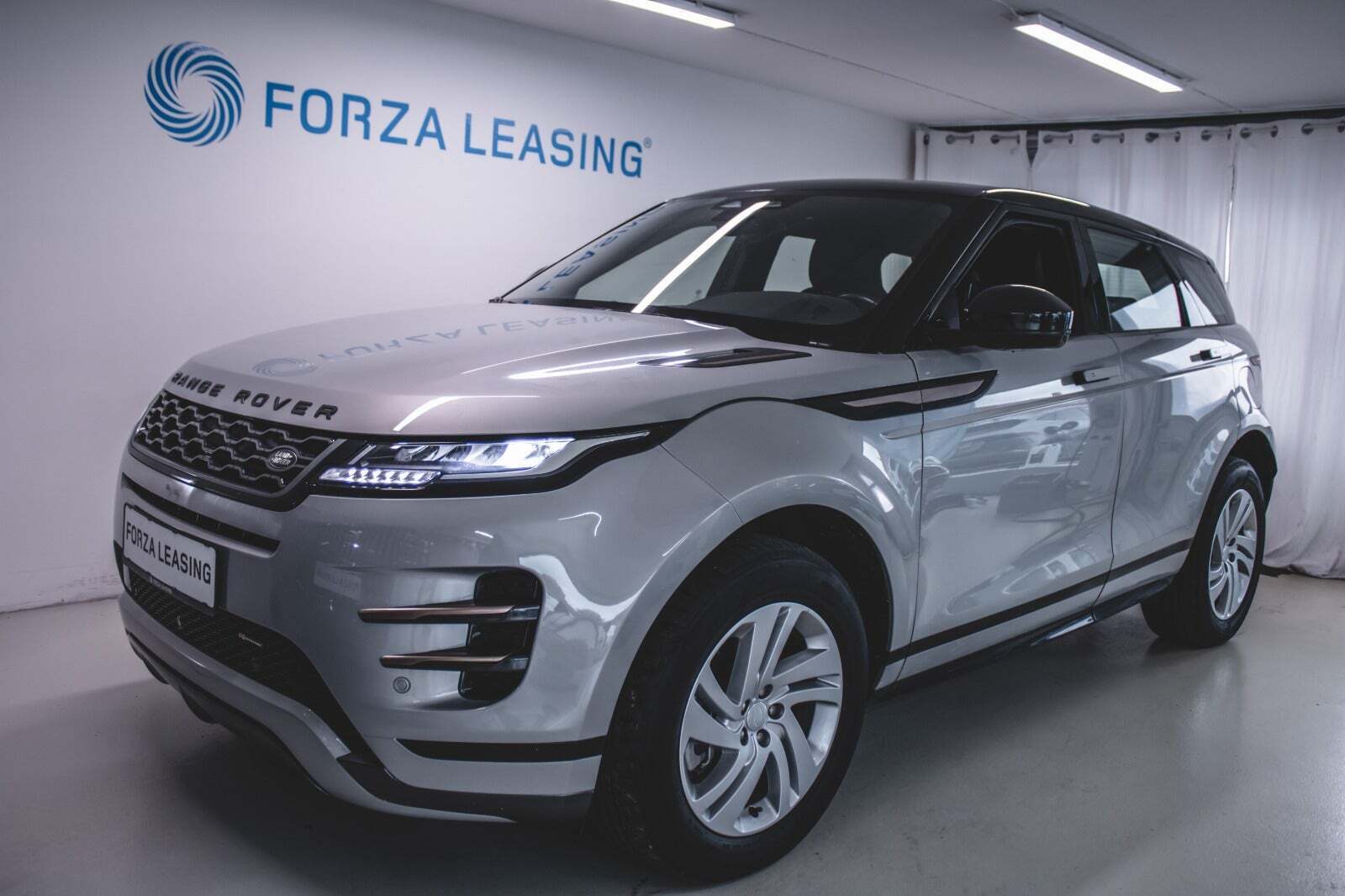 Grå Land Rover Range Rover evoque fra 2023 set udefra