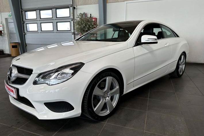 Hvid Mercedes E200 fra 2015 set udefra