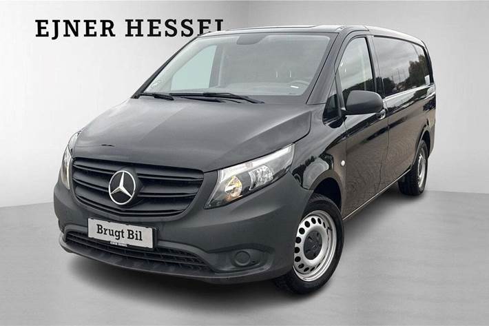 Sort Mercedes Vito 114 fra 2023 set udefra