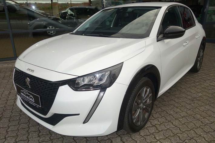 Hvid Peugeot e-208 fra 2023 set udefra
