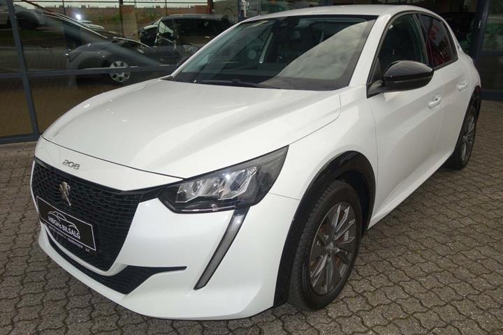 Hvid Peugeot e-208 fra 2023 set udefra