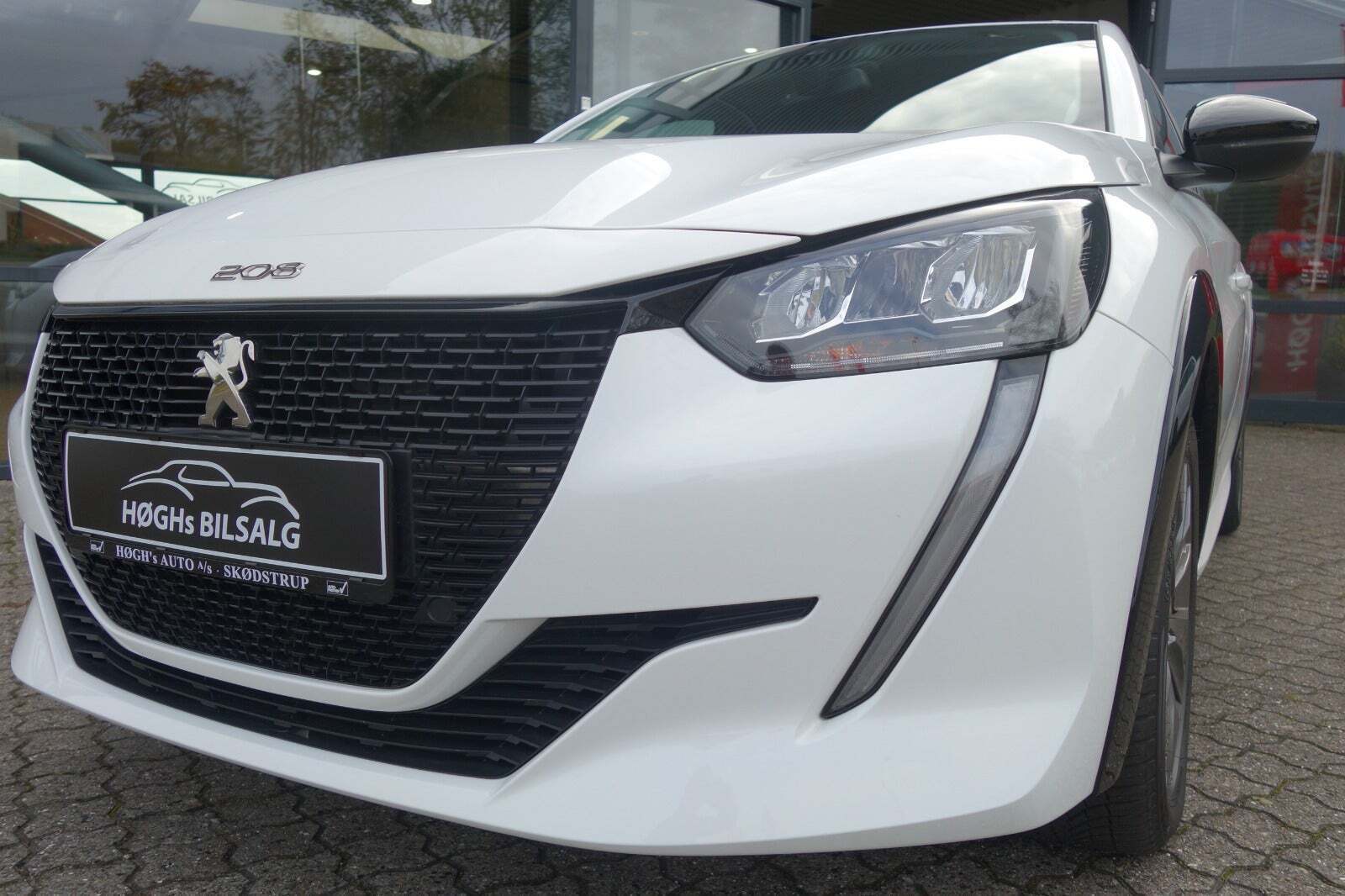 Hvid Peugeot e-208 fra 2023