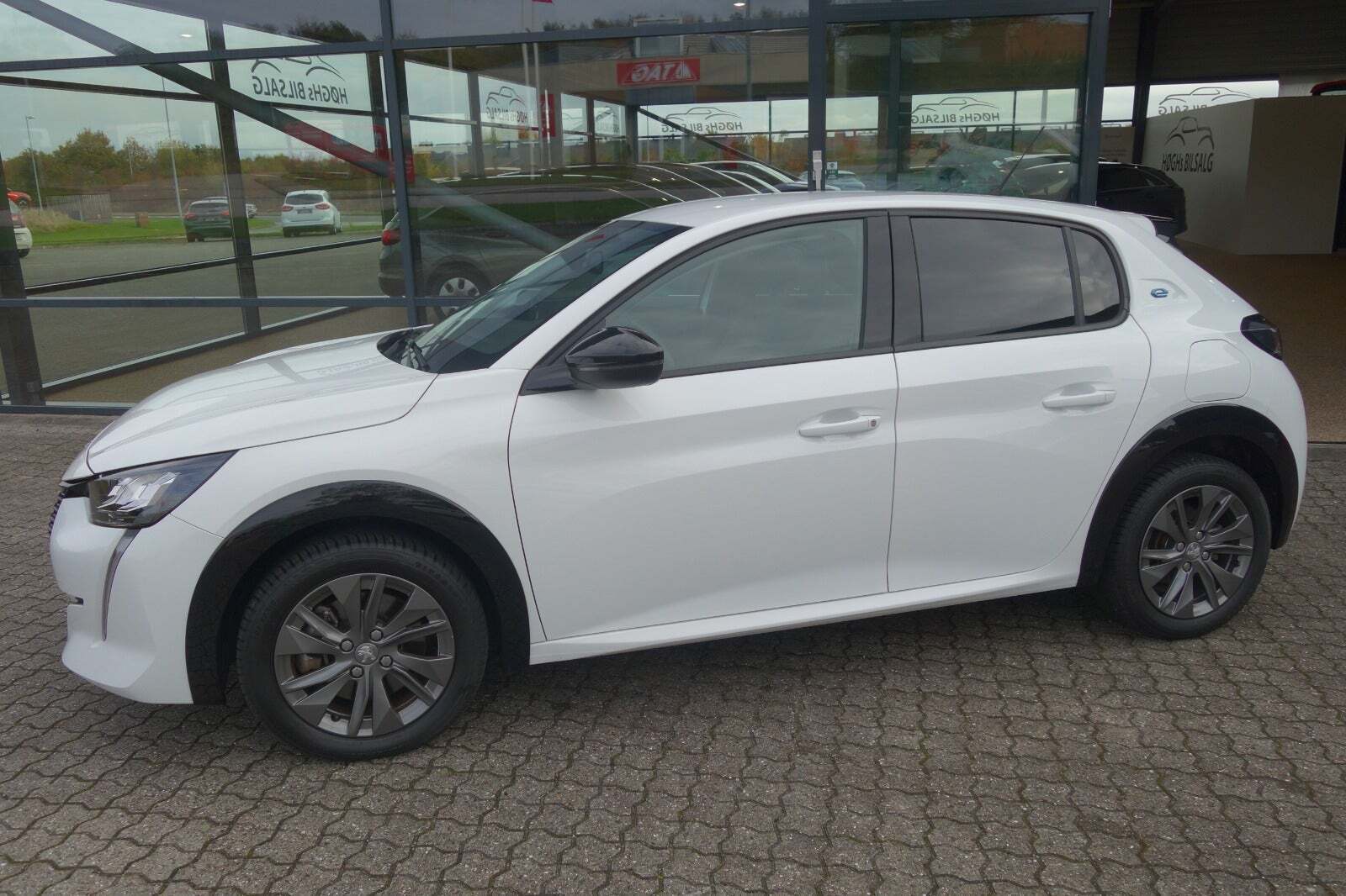 Hvid Peugeot e-208 fra 2023