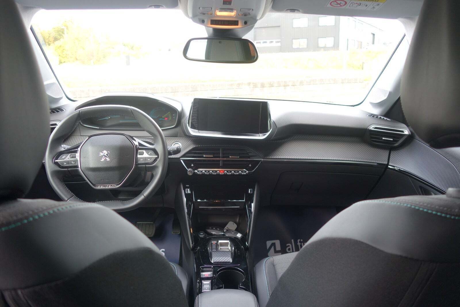 Hvid Peugeot e-208 fra 2023