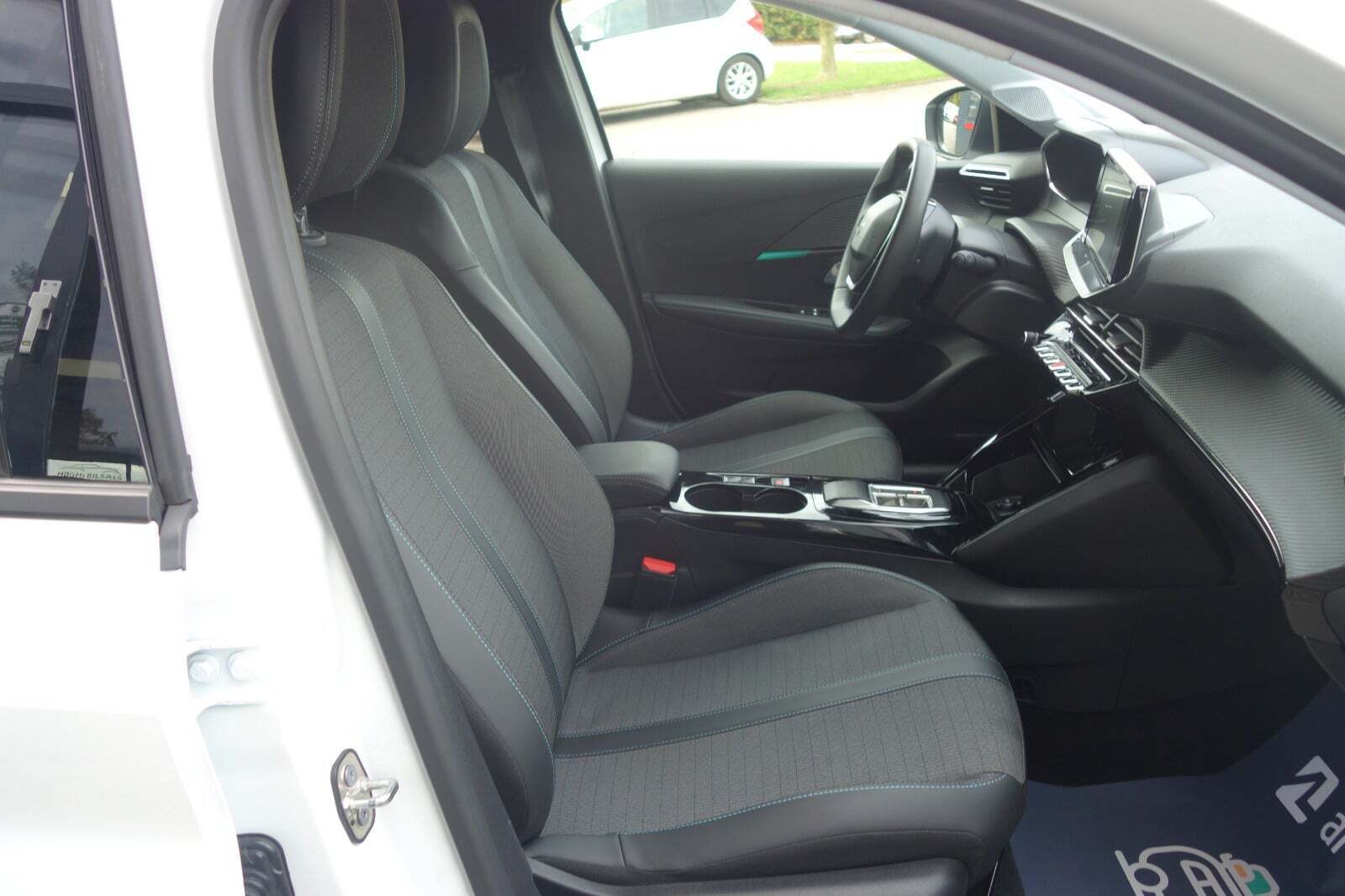 Hvid Peugeot e-208 fra 2023
