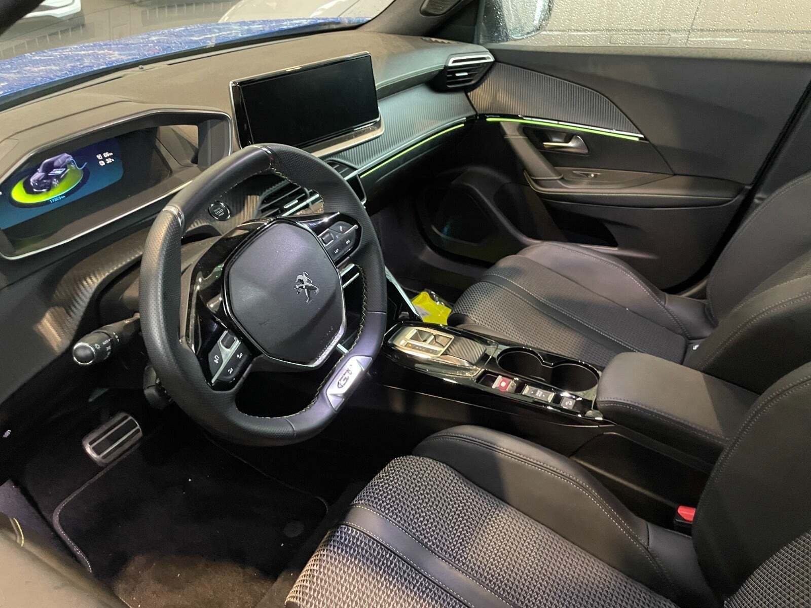 Blå Peugeot e-2008 fra 2024