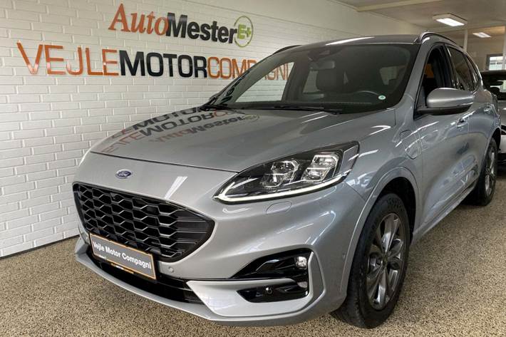 Grå Ford Kuga fra 2021 set udefra