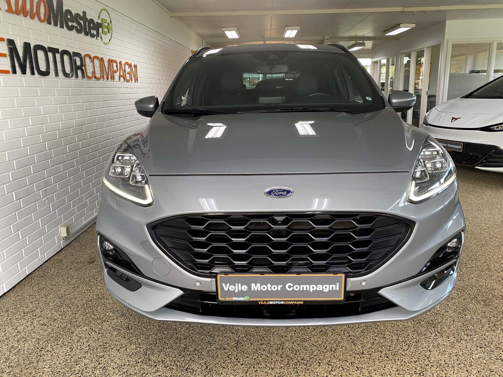 Grå Ford Kuga fra 2021