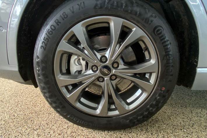 Grå Ford Kuga fra 2021