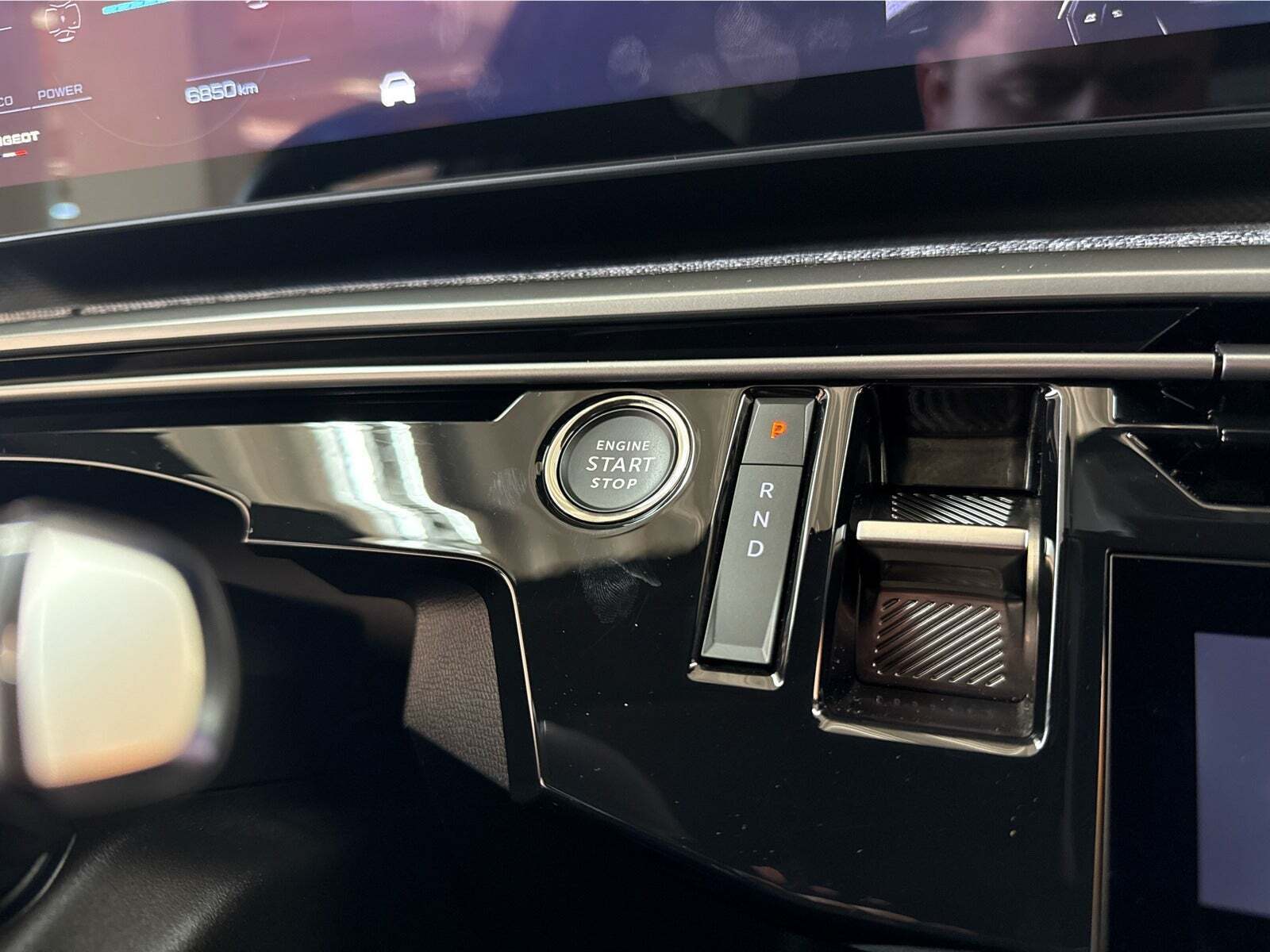 Hvid Peugeot e-3008 fra 2024