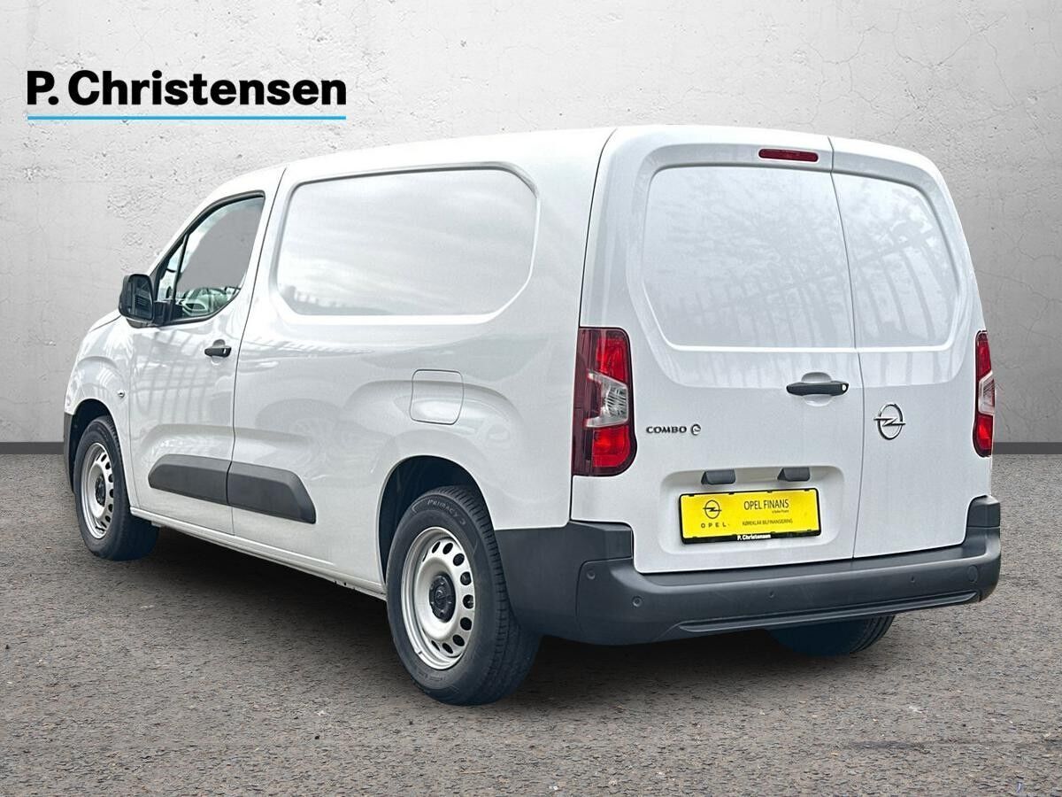 Hvid Opel Combo-e fra 2023 set udefra