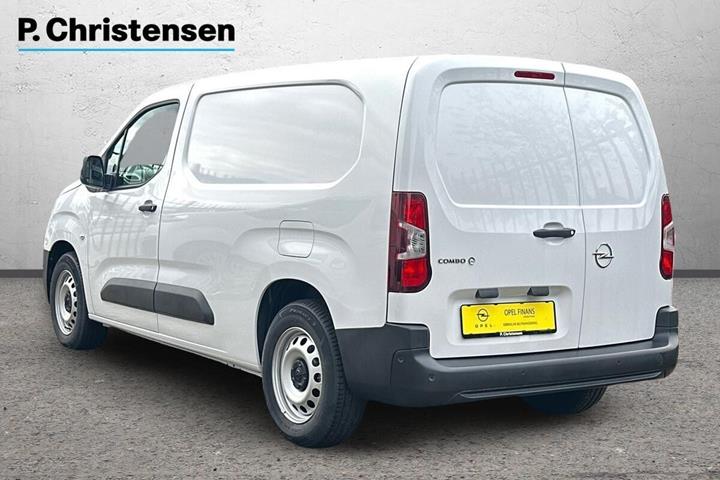 Hvid Opel Combo-e fra 2023 set udefra