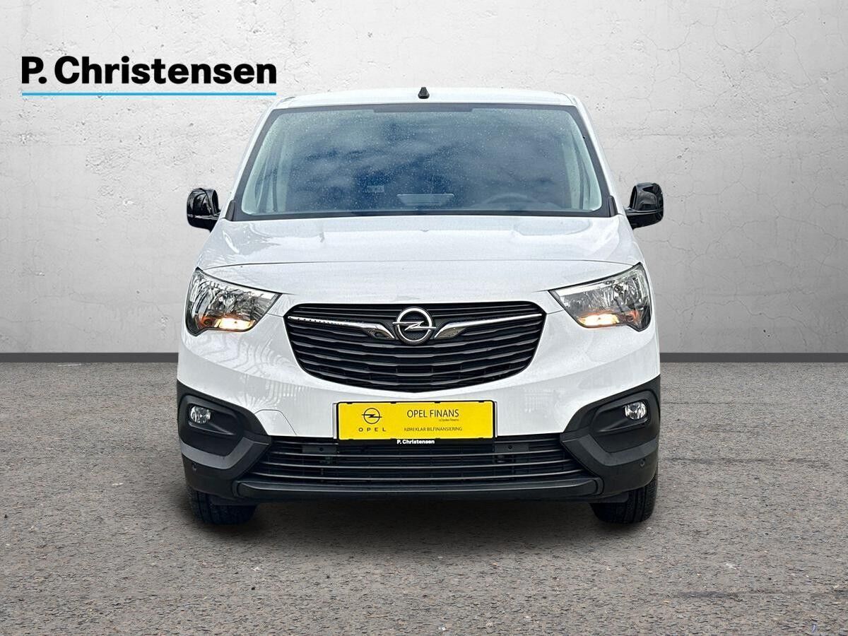 Hvid Opel Combo-e fra 2023 set udefra