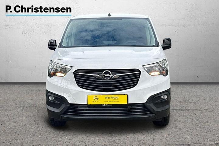 Hvid Opel Combo-e fra 2023 set udefra