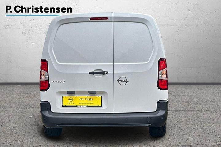 Hvid Opel Combo-e fra 2023 set udefra