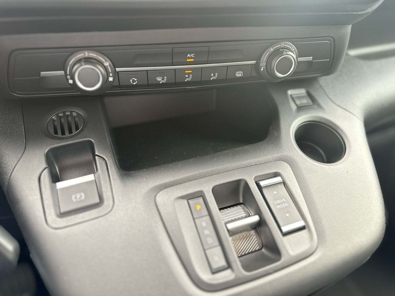 Hvid Opel Combo-e fra 2023 set indefra