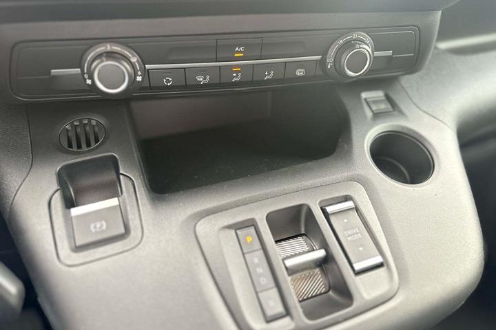 Hvid Opel Combo-e fra 2023 set indefra