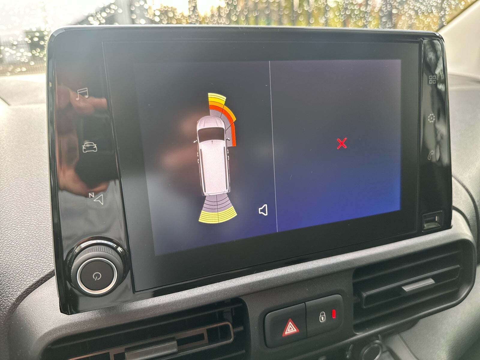 Hvid Opel Combo-e fra 2023 set indefra