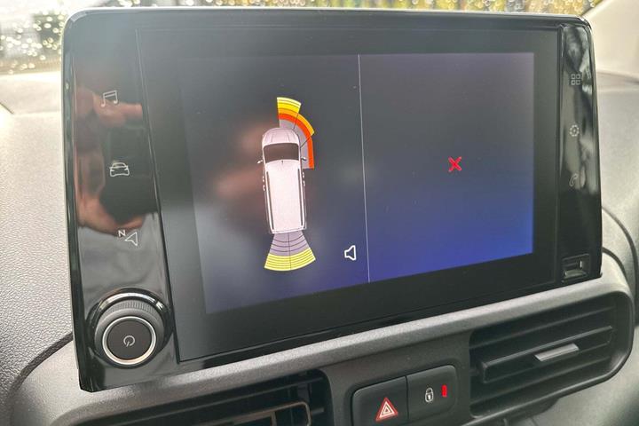 Hvid Opel Combo-e fra 2023 set indefra