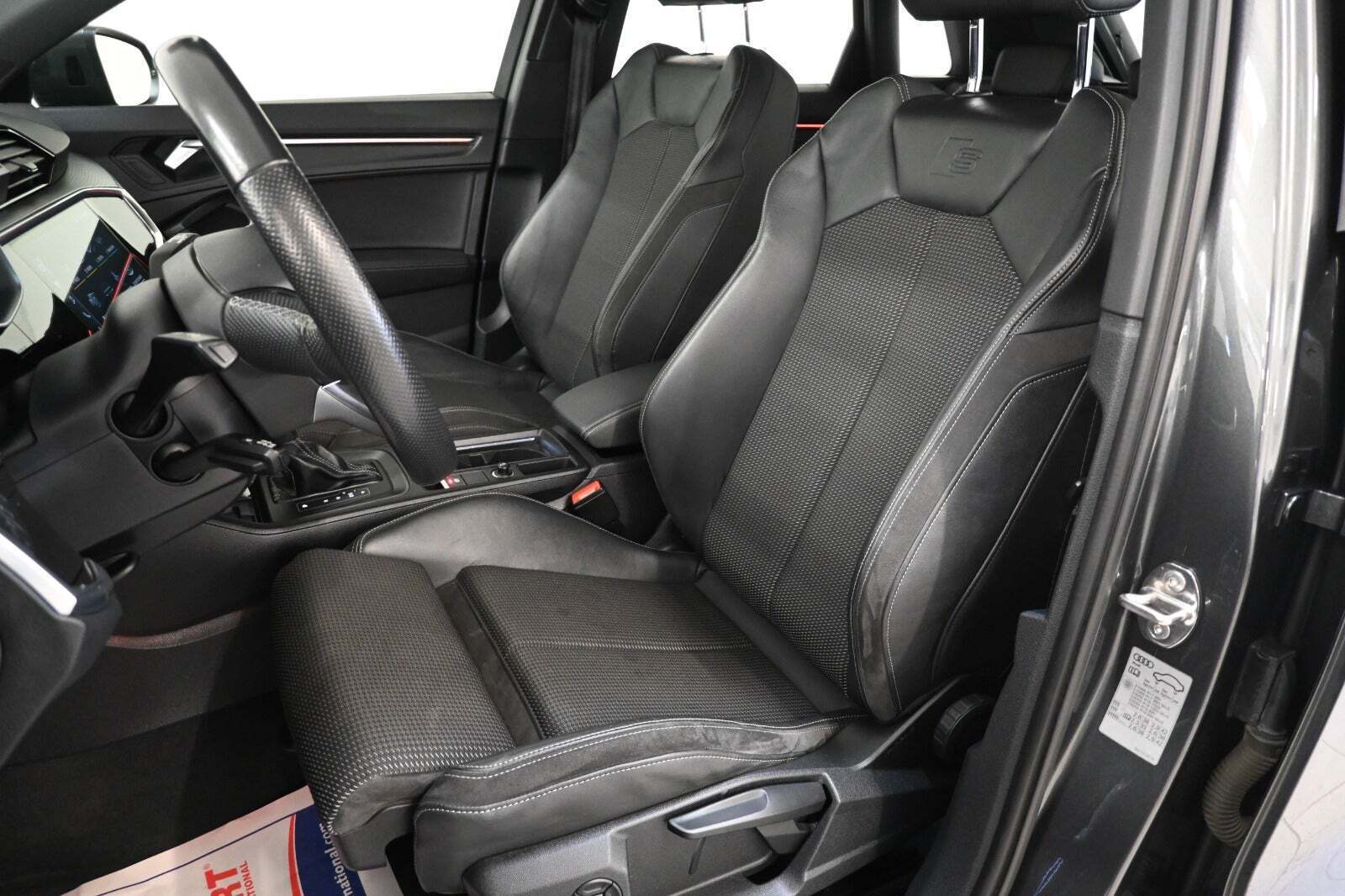 Grå Audi Q3 fra 2021