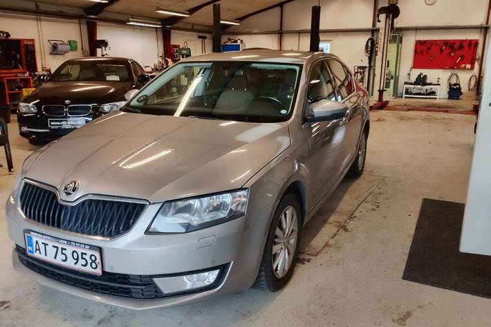 Orange Skoda Octavia fra 2015