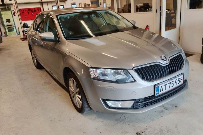 Orange Skoda Octavia fra 2015