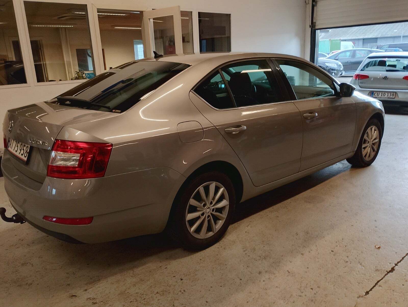 Orange Skoda Octavia fra 2015