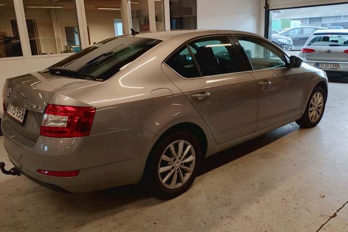 Orange Skoda Octavia fra 2015