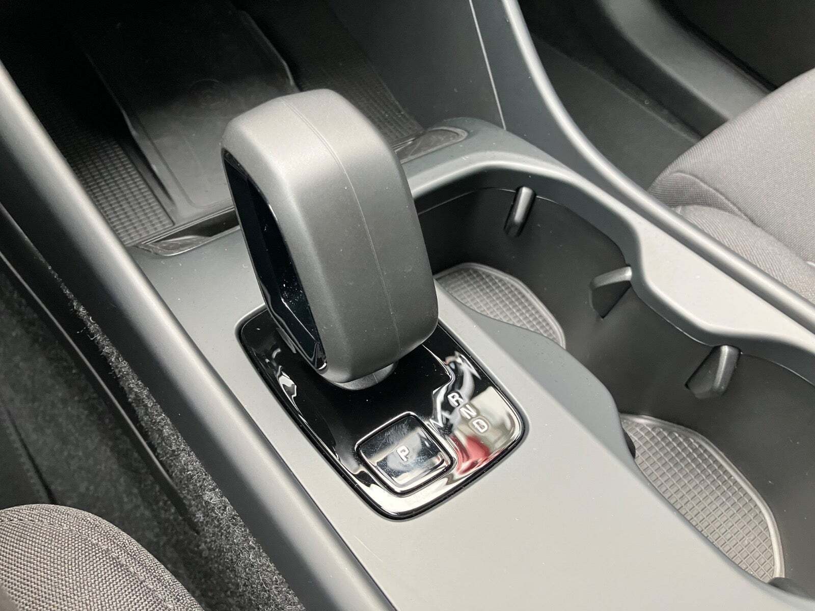 Sølv Volvo EX40 fra 2025