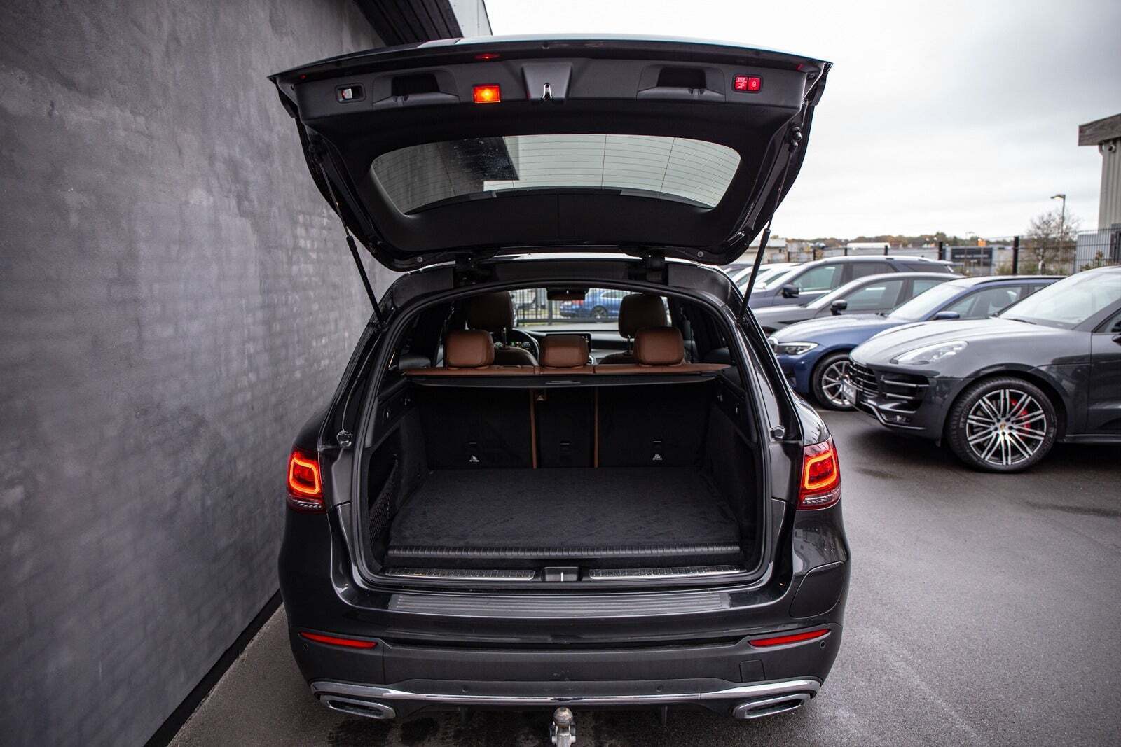 Grå Mercedes GLC300 e fra 2021