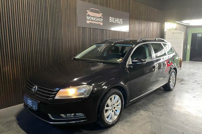 Sort VW Passat fra 2012 set udefra