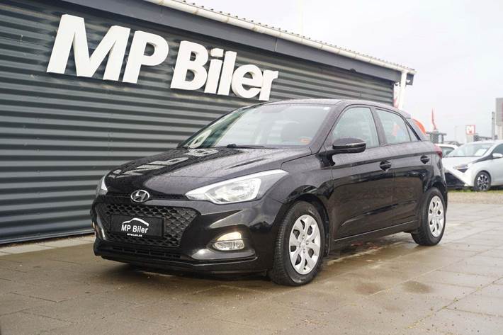 Sort Hyundai i20 fra 2020 set udefra