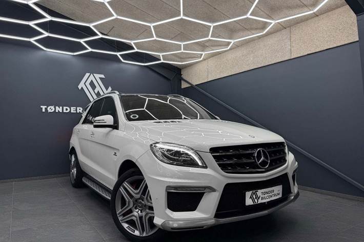 Hvid Mercedes ML63 fra 2012 set udefra