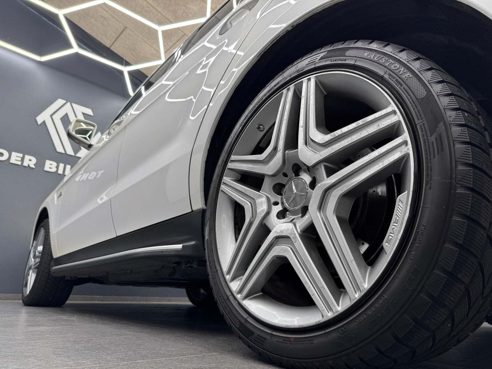 Hvid Mercedes ML63 fra 2012