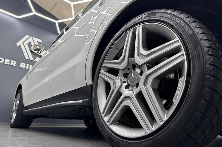 Hvid Mercedes ML63 fra 2012