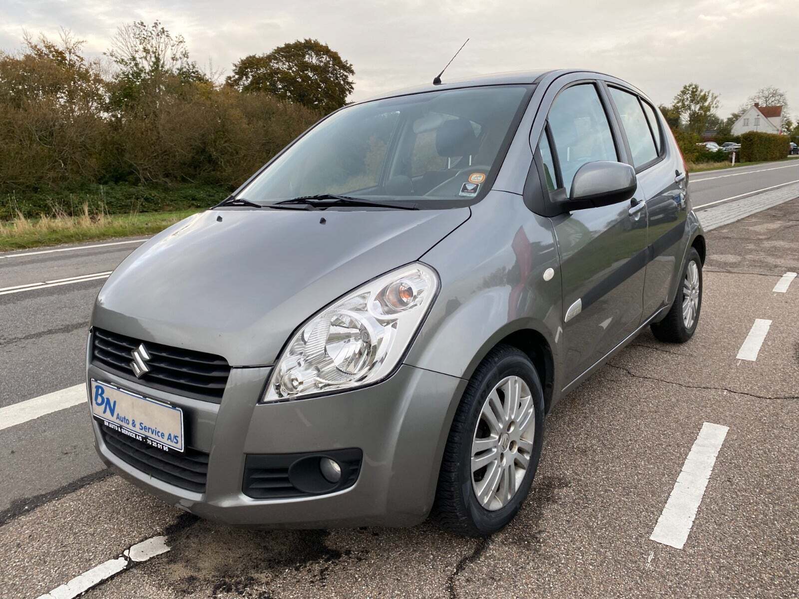 Grå Suzuki Splash fra 2011 set udefra