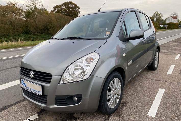 Grå Suzuki Splash fra 2011 set udefra