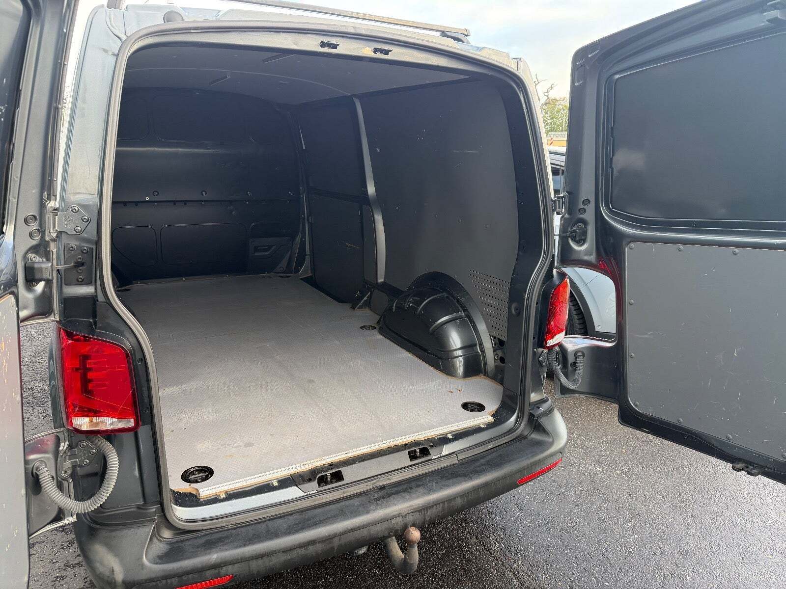 VW Transporter 2,0 TDi 110 Kassevogn lang