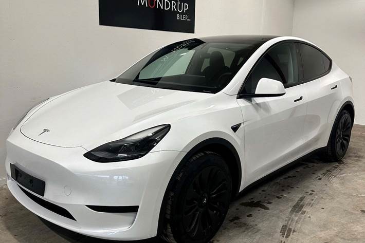 Hvid Tesla Model Y fra 2023 set udefra