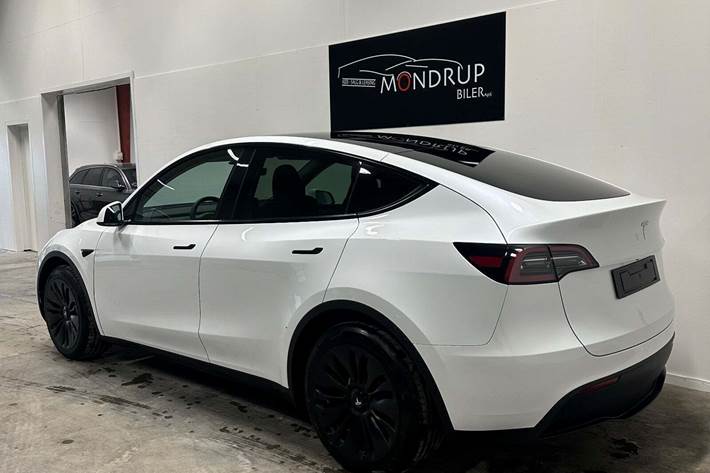 Hvid Tesla Model Y fra 2023