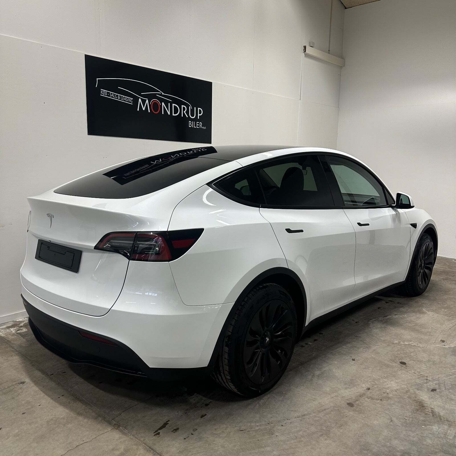 Hvid Tesla Model Y fra 2023